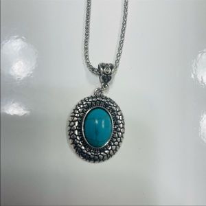 NWT Beautiful blue necklace